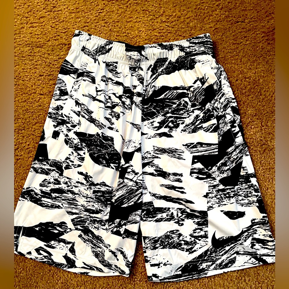 Men's Dri-FIT 7" Unlined Versatile Shorts Size S - Black and White Graphics